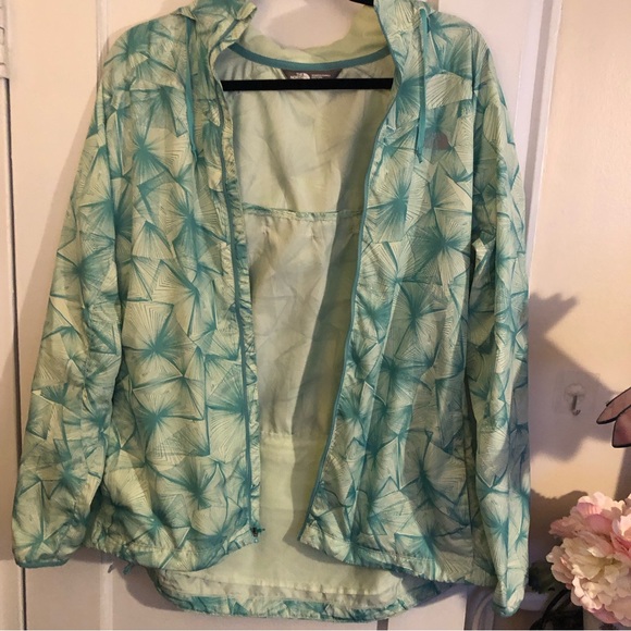 So pretty North Face windbreaker—Make an offer!  nwot light green patterned - Picture 4 of 5